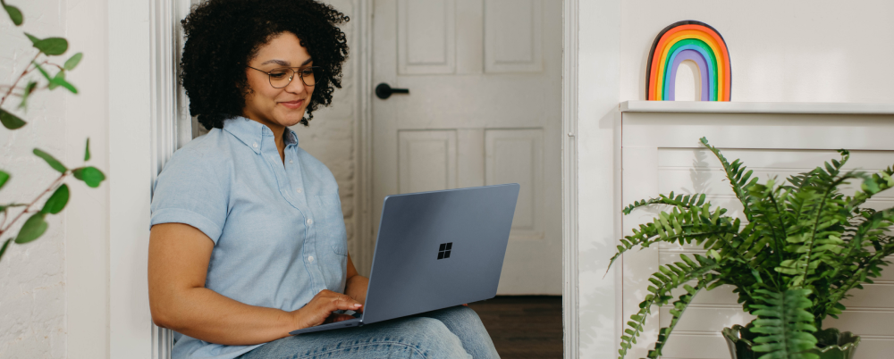 Employee using technology to connect with their coworkers